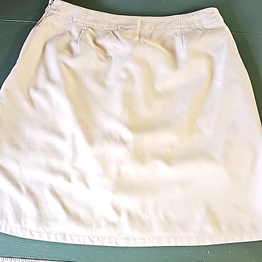 Patagonia skort size‎ 4. Side zipper. One pocket. Light gray.